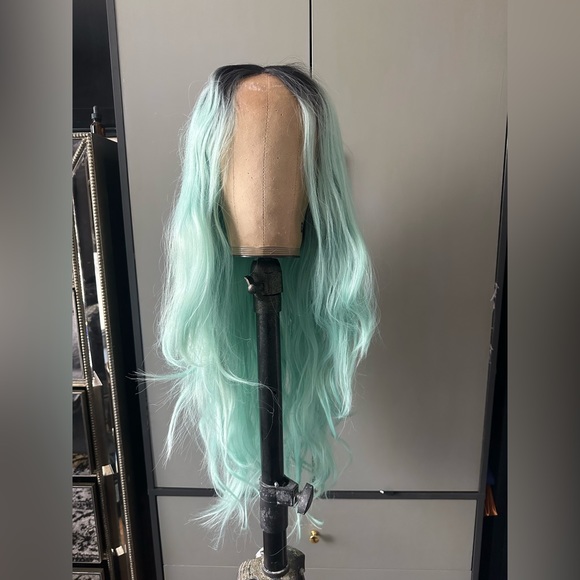 26 inch rooted mint synthetic lace front wig. Lace cut but never worn or styled - Picture 2 of 4